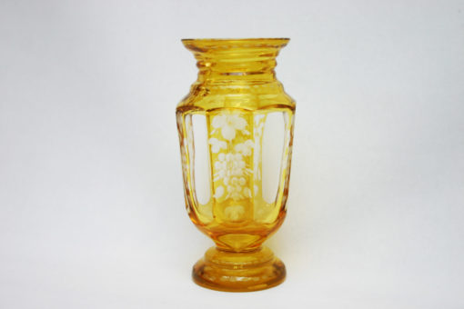 Altes Glas, antike Vase aus Glas, gelb gebeizt, schöner Schliff, wohl um 1880.-603