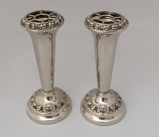 2 Vasen, alte Rosen Steckvasen, Vasenpaar für Blumen, Trompetenform, versilbert, England IANTHE-782