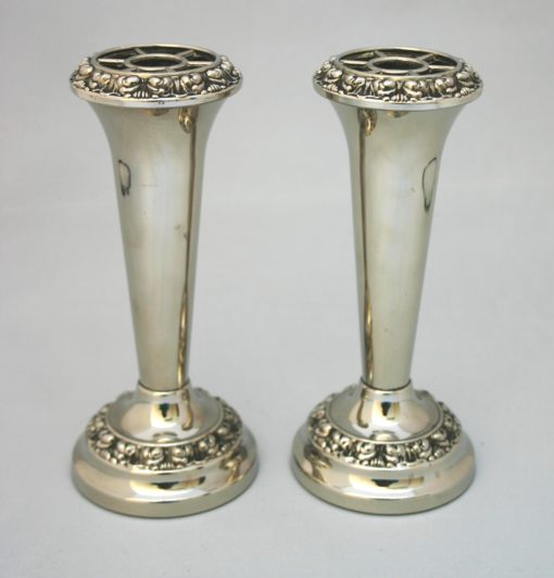 2 Vasen, alte Rosen Steckvasen, Vasenpaar für Blumen, Trompetenform, versilbert, England IANTHE-783