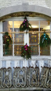 altes fenster alte weihnachtsdekoration