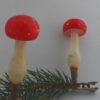 alter Weihnachtsschmuck, rote Pilze mit weißen Punkten und Klemme