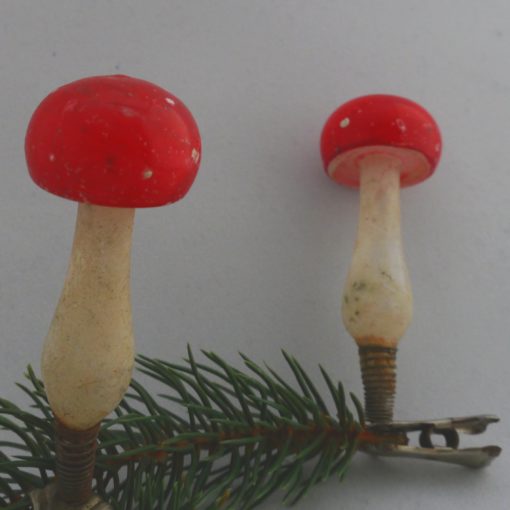alter Weihnachtsschmuck, rote Pilze mit weißen Punkten und Klemme
