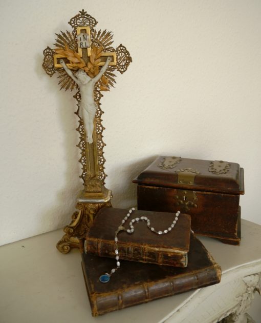 Altes Kreuz, altes Holzkreuz, vergoldet, Christus Biskuitporzellan, Höhe ca. 42 cm-1829