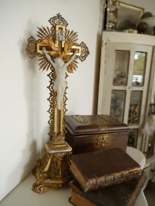 Altes Kreuz, altes Holzkreuz, vergoldet, Christus Biskuitporzellan, Höhe ca. 42 cm-1828