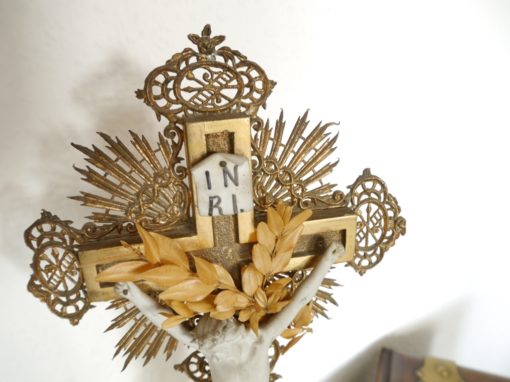 Altes Kreuz, altes Holzkreuz, vergoldet, Christus Biskuitporzellan, Höhe ca. 42 cm-1832