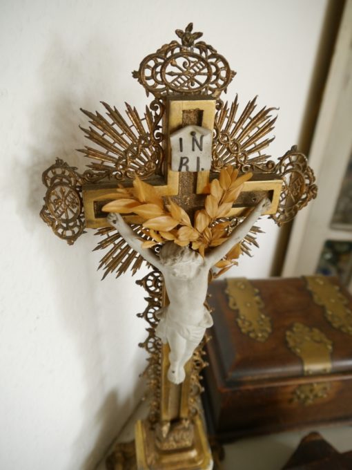 Altes Kreuz, altes Holzkreuz, vergoldet, Christus Biskuitporzellan, Höhe ca. 42 cm-1833
