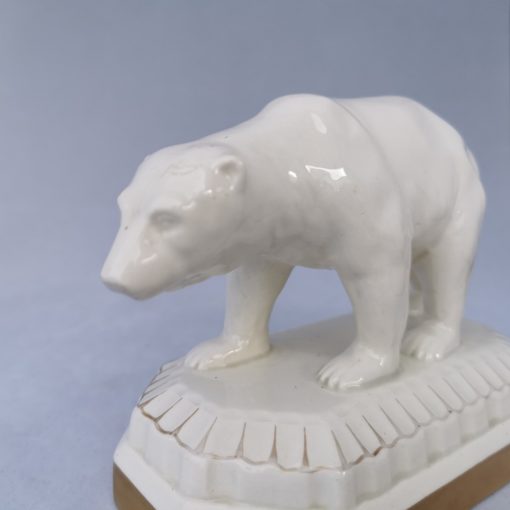 Nahaufnahme einer Eisbärenfigur aus Keramik. Schön zu sehen: Der ausgeformte Kopf.