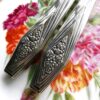 Detailaufnahme der silber Löffelgriffe: Blumenmotiv in Raute
