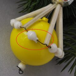 Alter Gablonzer Christbaumschmuck Boje, eine Perle ist aufgrund ihrer Beschädigung rot eingekreist,