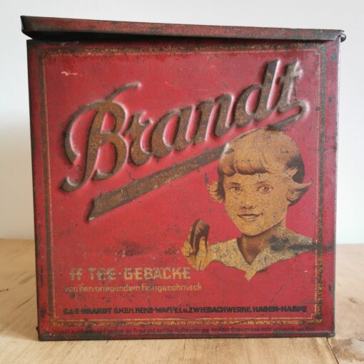 alte rote Brandt Verkaufsvitrine mit Gebrauchsspuren in Form von Verschmutzungen, Dellen und Rost