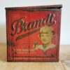 Alte Werbevitrine Brandt FF Tee-Gebäcke. rote Blechdose mit Schriftzug Brandt und Mädchen, das in rechter Hand Gebäck hochhält