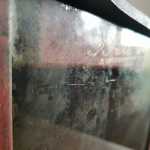 Detailaufnahme altes fleckiges Glas einer Brandt Verkaufs- oder Werbevitrine.