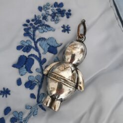 Antike versilberte Babyrassel: "Männchen, das aus Ei schlüpft" - Rückseite