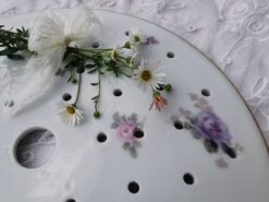 Alter Untersetzer aus Porzellan: Detailaufnahme Rosendekor - lila und rosa Blüten