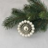 Alter Christbaumschmuck, Ornament aus Metall mit Perlenkranz, mittig große silber Perle