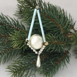 Alter Gablonzer Christbaumschmuck, Ornament mit hellblauen Glasstäben und silber Perlstäben sowie einer zentral angeordneten Silberperle.