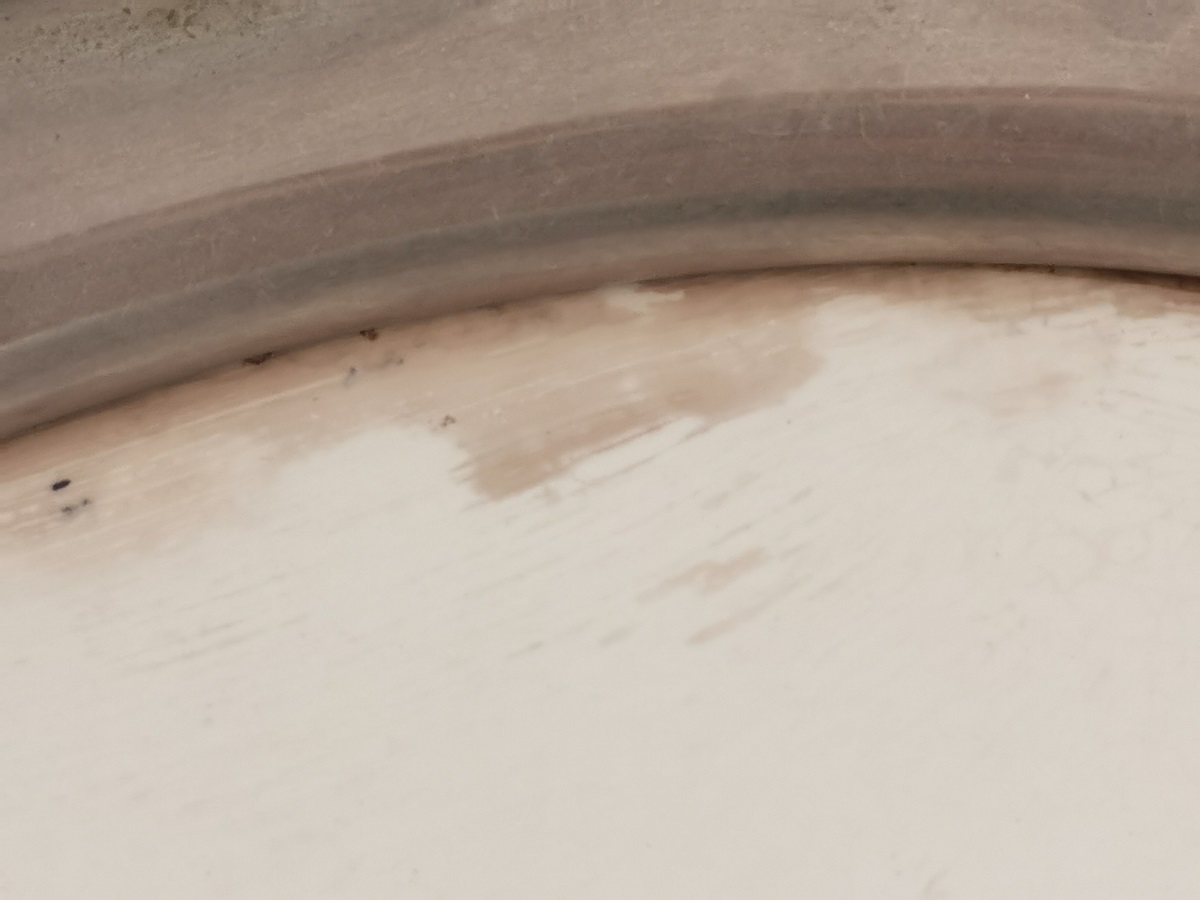 Nahaufnahme verfärbte Keramik von Jugendstil Tablett