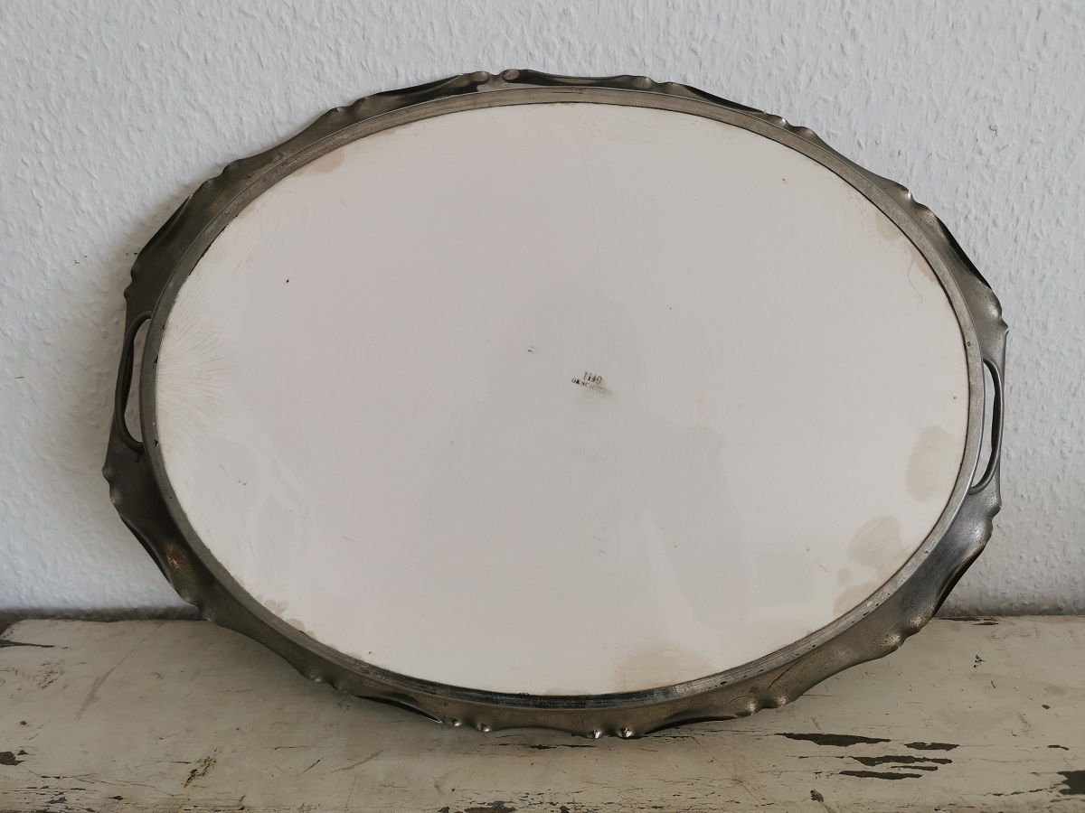 Unterseite antikes Jugendstil Tablett, aufgestellt an der Wand