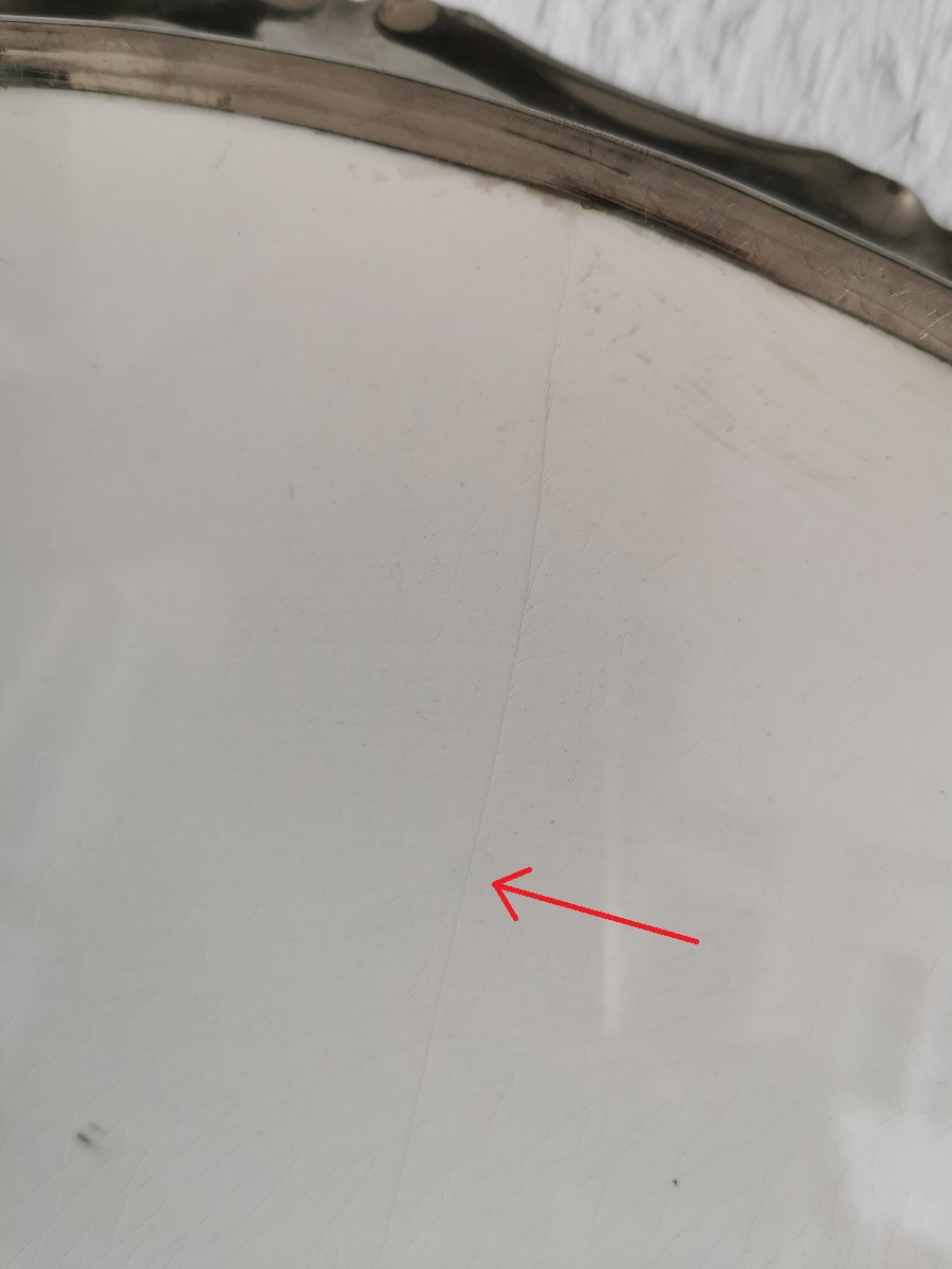 Nahaufnahme Unterseite Keramiktablett Jugendstil: Zu sehen ist ein feiner Riss in der Platte