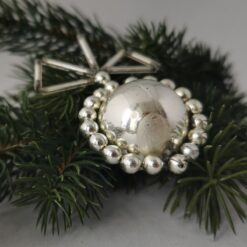 Gablonzer Christbaumschmuck, Silberperle mit Wachsspuren