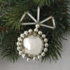 Alter Gablonzer Christbaumschmuck: Silberperle mit Schleife aus Stabperlen
