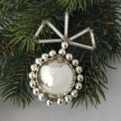 Alter Gablonzer Christbaumschmuck: Silberperle mit Schleife aus Stabperlen