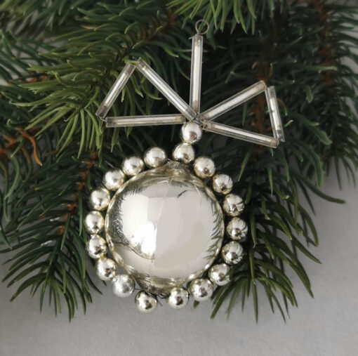 Alter Gablonzer Christbaumschmuck: Silberperle mit Schleife aus Stabperlen