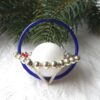 Alter Gablonzer Christbaumschmuck: Glasornament, blauer Ring mit großer weißer Perle, Stab- oder Röhrenperlen, roten Miniperlen sowie silber Stabperlen