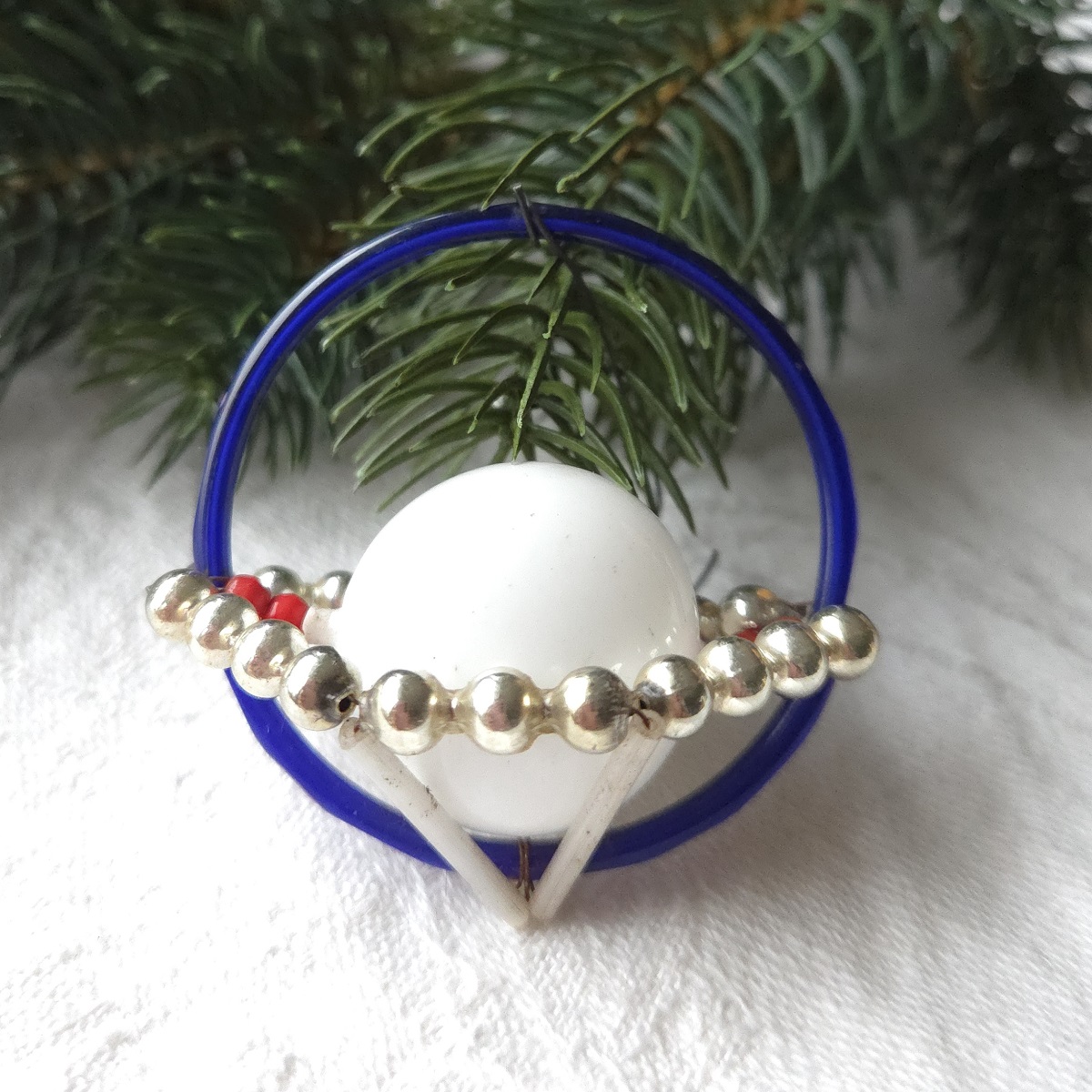 Alter Gablonzer Christbaumschmuck: Glasornament, blauer Ring mit großer weißer Perle, Stab- oder Röhrenperlen, roten Miniperlen sowie silber Stabperlen