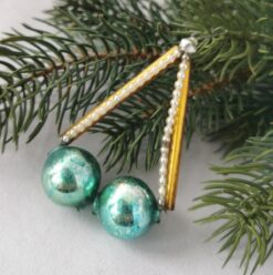 Alter Gablonzer Christbaumschmuck: Dreieckiges Ornament aus zwei türkisgrünen Perlen, goldenen Stabperlen und Stabperlen mit Silberkügelchen
