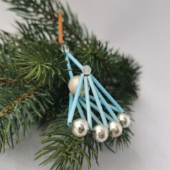 Schrägansicht: Alter Gablonzer christbaumschmuck, hellblaue Stabperlen bilden Fächer, unten abschließend Silberperlen