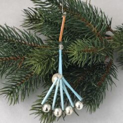 Alter Gablonzer Christbaumschmuck, Fächerform, hellblau mit silber Perlen