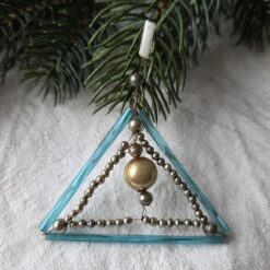 Alter Gablonzer Christbaumschmuck, Dreieck aus blauen Röhrenperlen, innen kleineres Dreieck aus silber Stabperlen. Mittig große goldfarbige Perle, eingefasst von zwei kleineren Silberperlen.