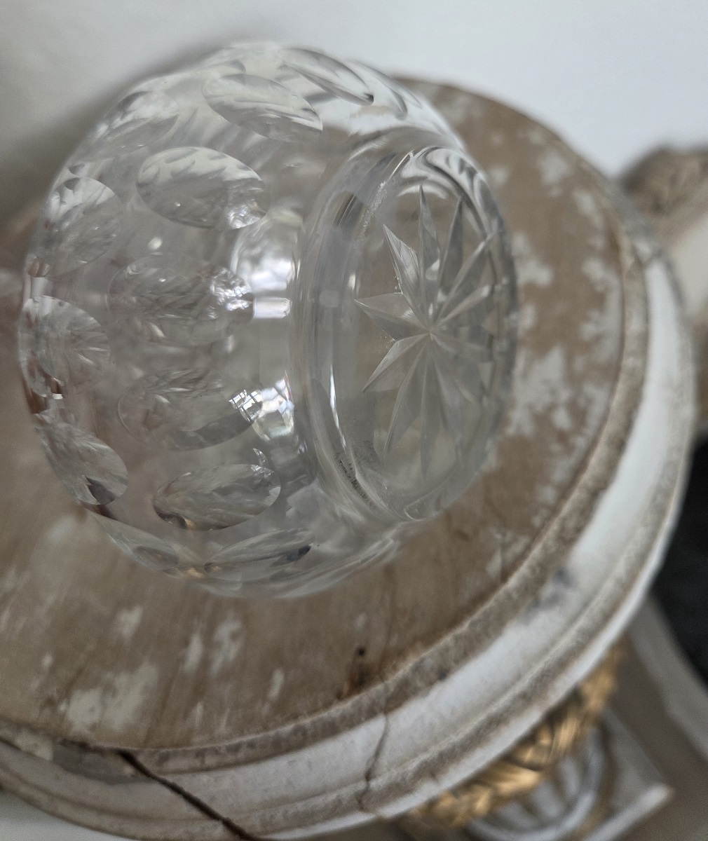 Antike Karaffe_: Bildausschnitt zeigt den Korpus mit Olivenschliff und den Boden mit Sternschliff