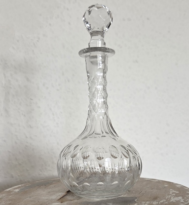 Antike Likörkaraffe mit Olivenschliff