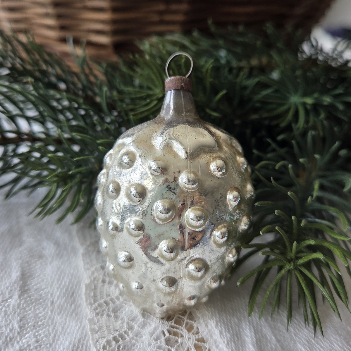 Antiker Christbaumschmuck aus Glas, Formteil, in in Gestalte einer silber Erdbeere.