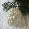 alter Christbaumschmuck, Glas, in Form eines Pinienzapfens. Der Christbaumanhänger ist mattsilbrig.