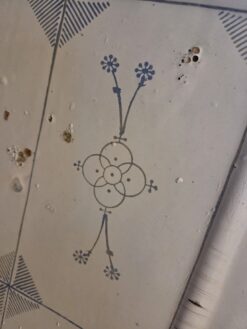 Detailaufnahme Dekor Strohblume bzw. Indisch Blau auf Emaille Kellenblech