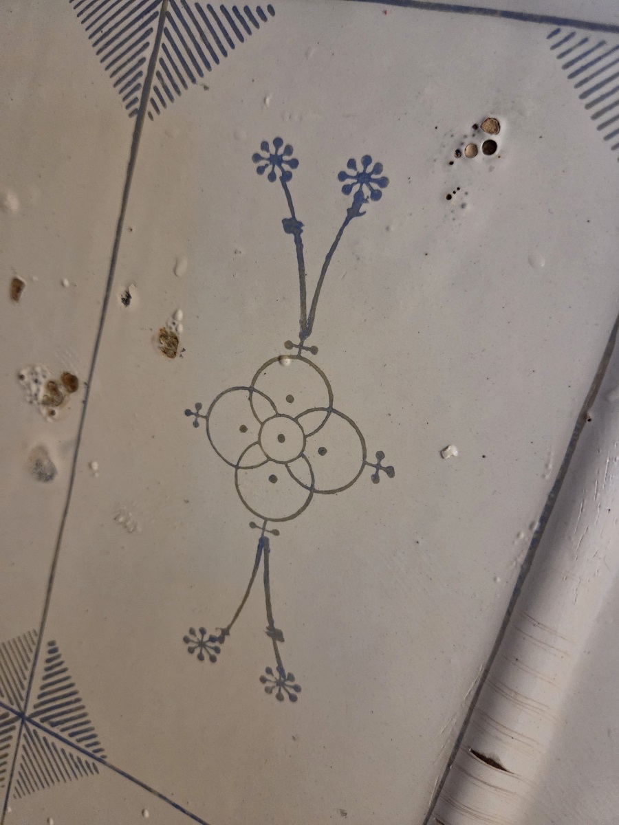 Detailaufnahme Dekor Strohblume bzw. Indisch Blau auf Emaille Kellenblech