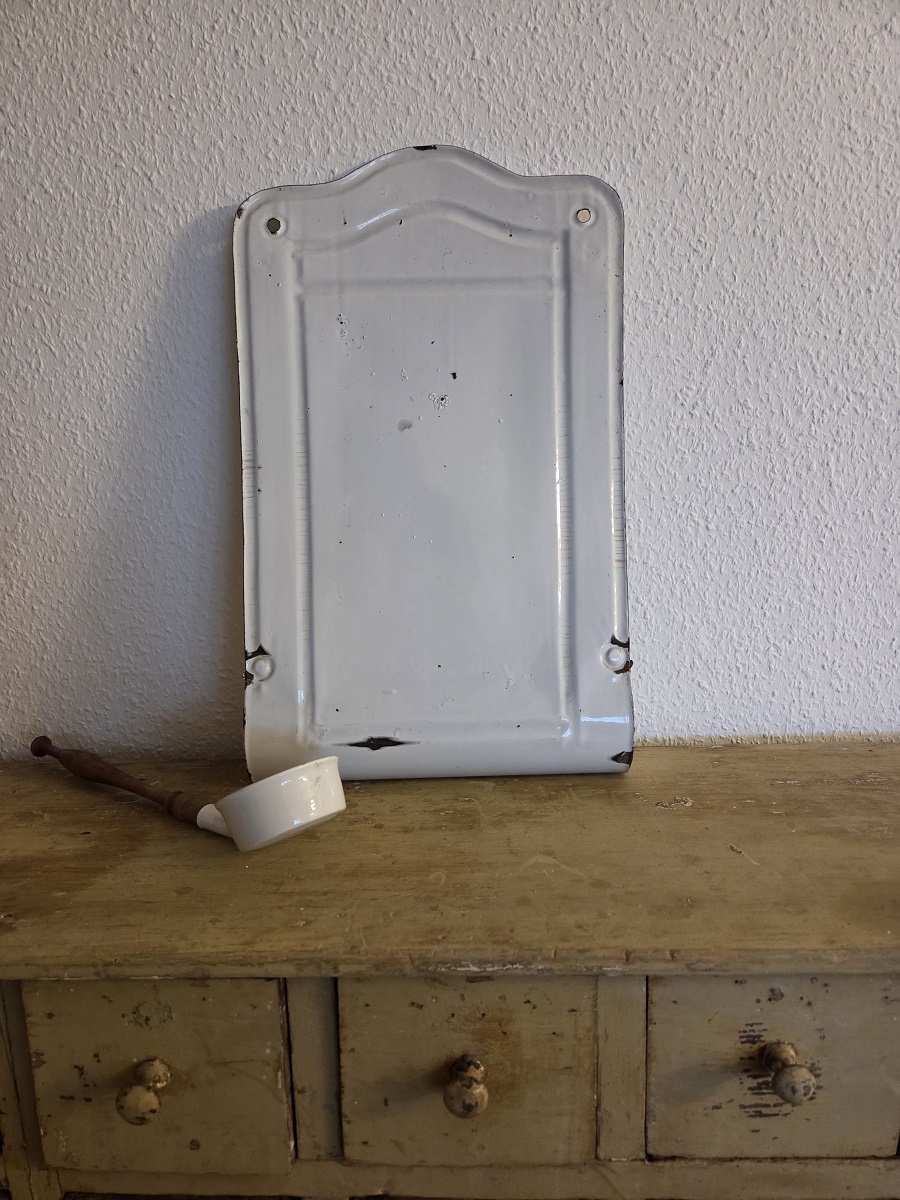 Rückseite des antiken Kellenblechs mit Strohblumendekor