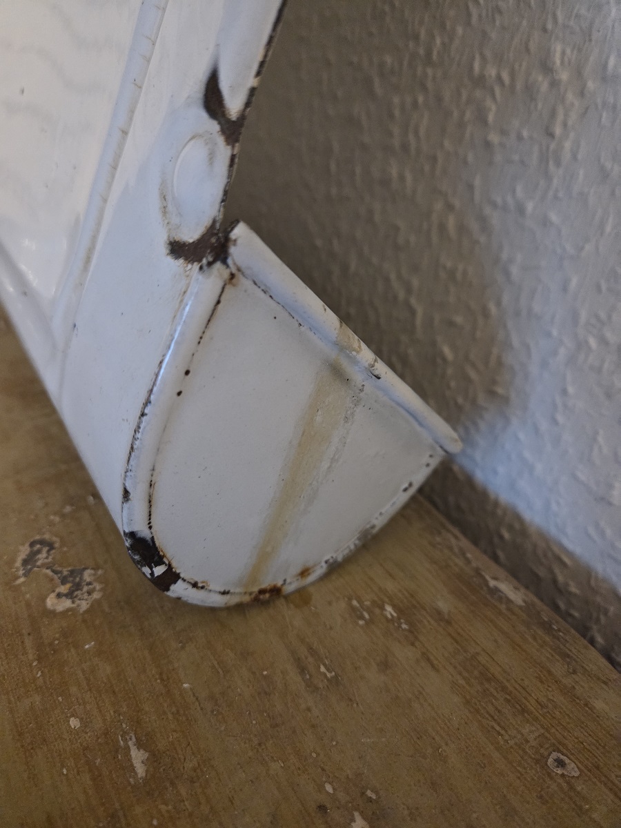 Nahaufnahme Patina von antikem Emaille Kellenblech