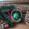 Vintage Gablonzer Christbaumanhänger in Form einer Gießkanne oder Schnecke: Aus Drahtspiralen gefertigt, mit einer großen grünen Perle.