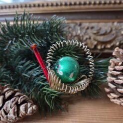 Vintage Gablonzer Christbaumanhänger in Form einer Gießkanne oder Schnecke: Aus Drahtspiralen gefertigt, mit einer großen grünen Perle.