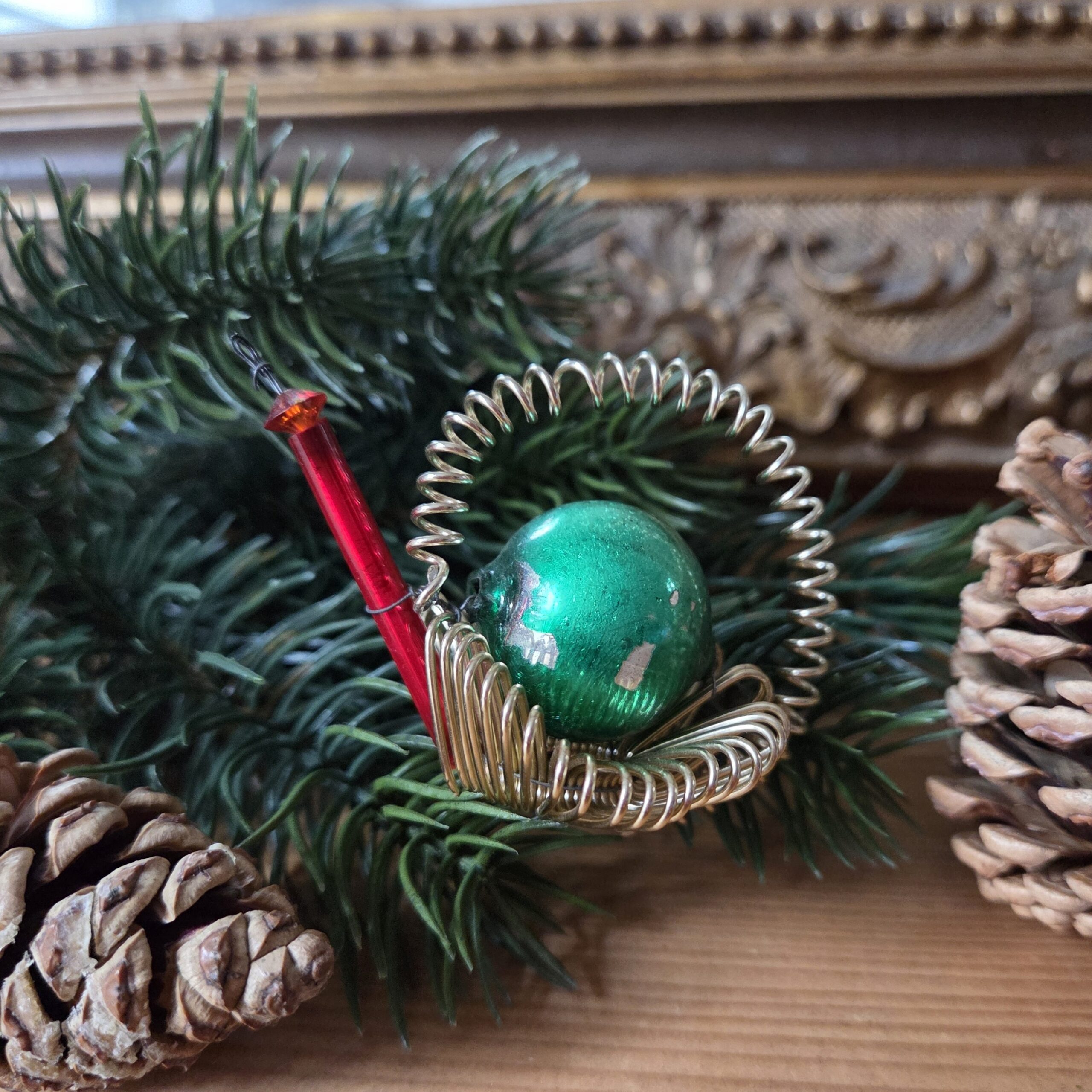 Vintage Gablonzer Christbaumanhänger in Form einer Gießkanne oder Schnecke: Aus Drahtspiralen gefertigt, mit einer großen grünen Perle.