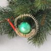 Vintage Christbaumschmuck: Drahtspiralen zu einer Gießkanne geformt, mittig große grüne Perle, Ausgießer rote Stabperle.