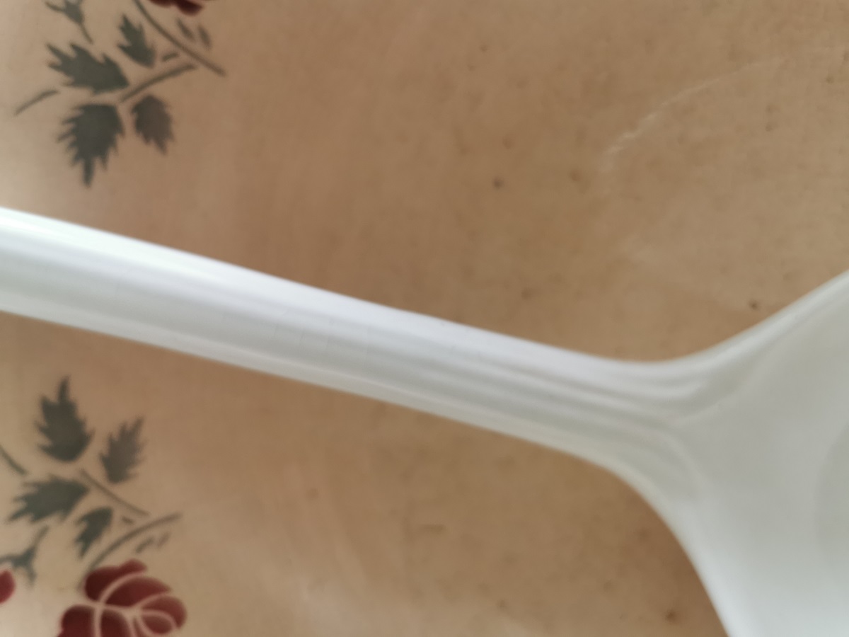 Stiel einer antiken Keramik Schöpfkelle