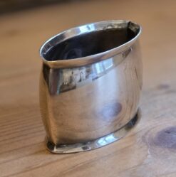 versilberter Vintage Serviettenring Max und Moritz: Ansicht von schräg oben/hinten: Man kann sehr gut die ovale Form mit spitz zulaufenden Enden erkennen.